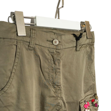 Cargar imagen en el visor de la galería, Pantraloni verdi tasche e patch
