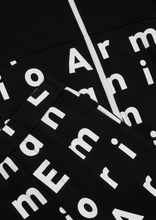 Load image into Gallery viewer, T-shirt a maniche lunghe con stampa.
