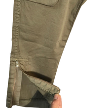 Cargar imagen en el visor de la galería, Pantraloni verdi tasche e patch
