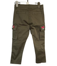 Cargar imagen en el visor de la galería, Pantraloni verdi tasche e patch
